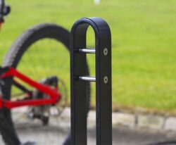 en elegant cykelholder i galvaniseret stål og malet udførsel med plads til en cykel til by og park