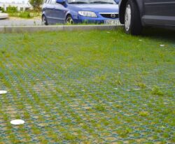 Rustfri vejsøm (markeringssøm) med refleksbånd og rustfri spyd på plast armering på parkeringsplads