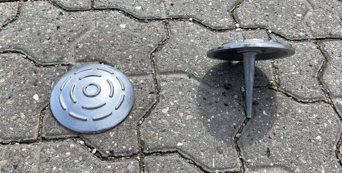 vejsøm (markeringssøm) i aluminium med refleksbånd og rustfri spyd på parkeringsplads til vejmarkering eller p-pladser