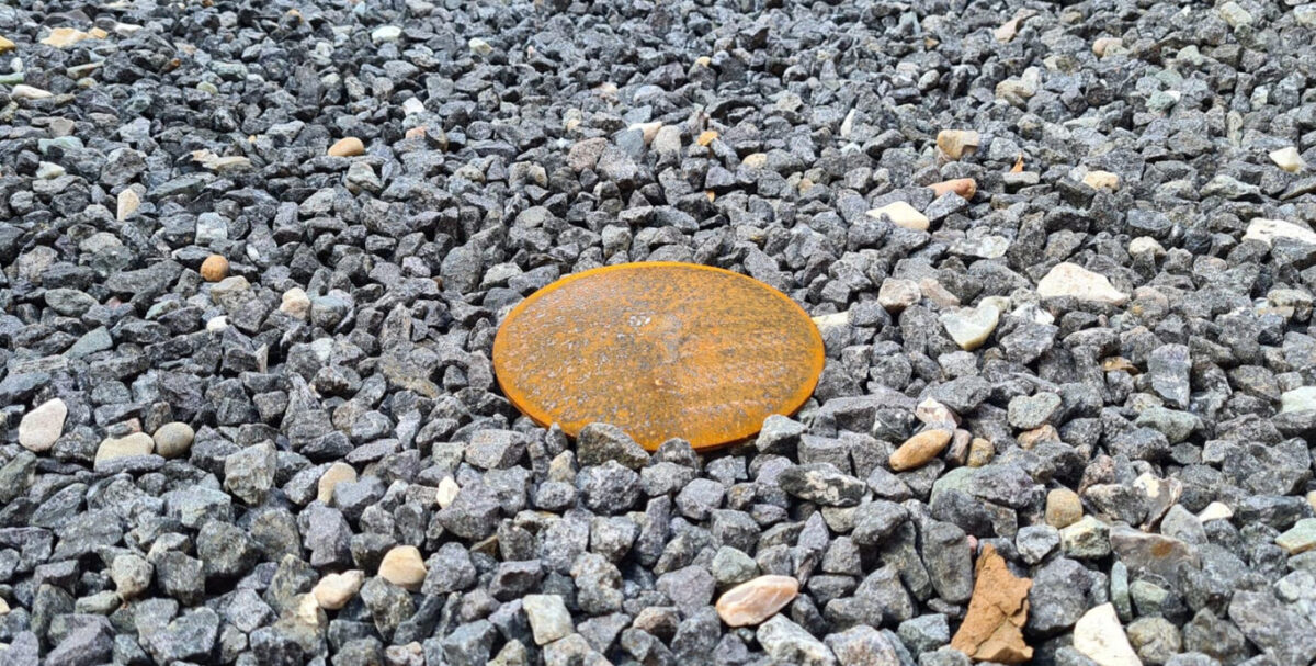 corten vejsøm (markeringssøm) med refleksbånd og rustfri spyd på parkeringsplads til vejmarkering eller p-pladser