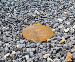 corten vejsøm (markeringssøm) med refleksbånd og rustfri spyd på parkeringsplads til vejmarkering eller p-pladser