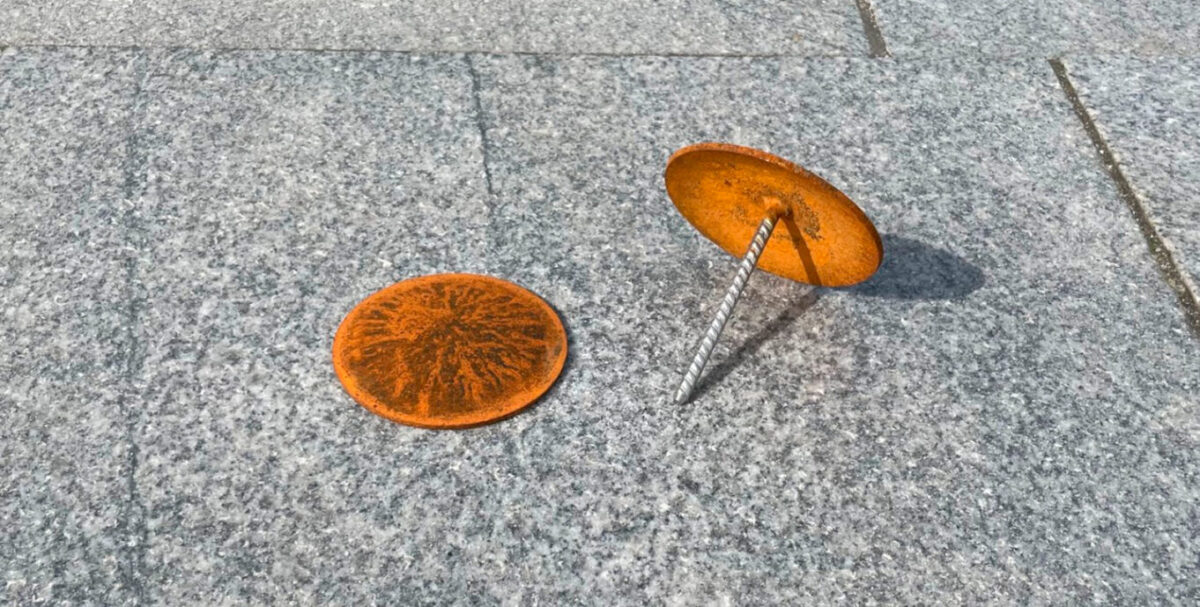 corten vejsøm (markeringssøm) med refleksbånd og rustfri spyd på parkeringsplads til vejmarkering eller p-pladser
