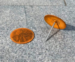 corten vejsøm (markeringssøm) med refleksbånd og rustfri spyd på parkeringsplads til vejmarkering eller p-pladser