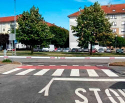 to parklio automatiske bomanlæg (vippebom) med fjernbetjening ved indkørsel