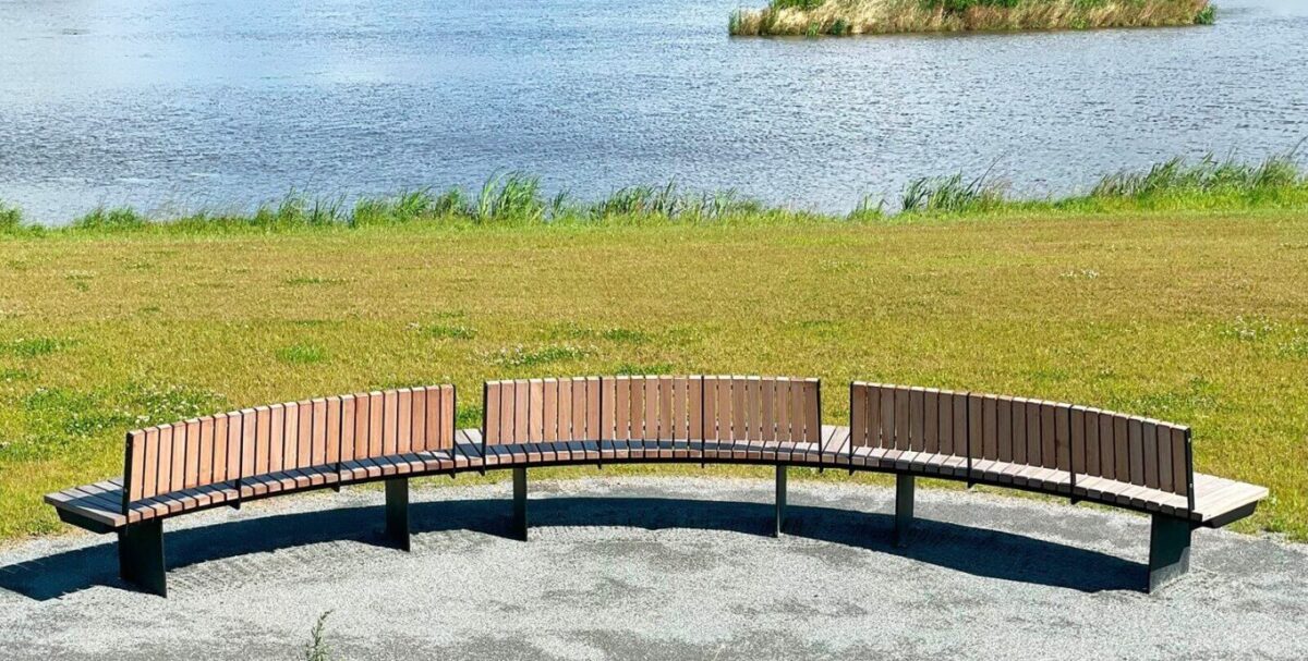 en halv-cirkel Crepa bænk i naturpark i Løgumkloster, Æ' Møldam i Løgumkloster