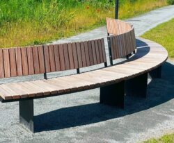 en halv-cirkel Crepa bænk i naturpark i Løgumkloster, Æ' Møldam i Løgumkloster