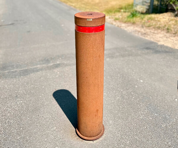 pullert i corten stål med rød refleks