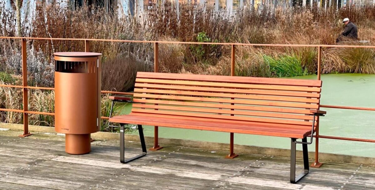 Cattura på søjle, affaldsbeholder på søjle, skraldespan i stål til parker ved Parkbænk fra By Bang
