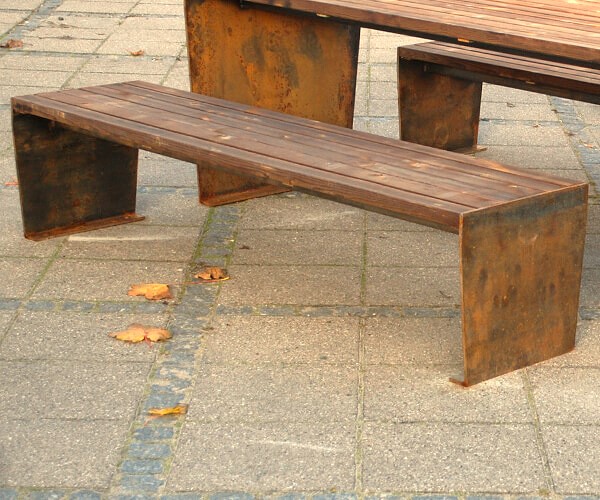 Lungo plinte et moderne design i corten stål og beklædt med hårdttræ planker