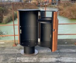 Affaldsbeholder i stål på søjle med mahogni stave, Cattura 70 liter – i en sort malet udførsel