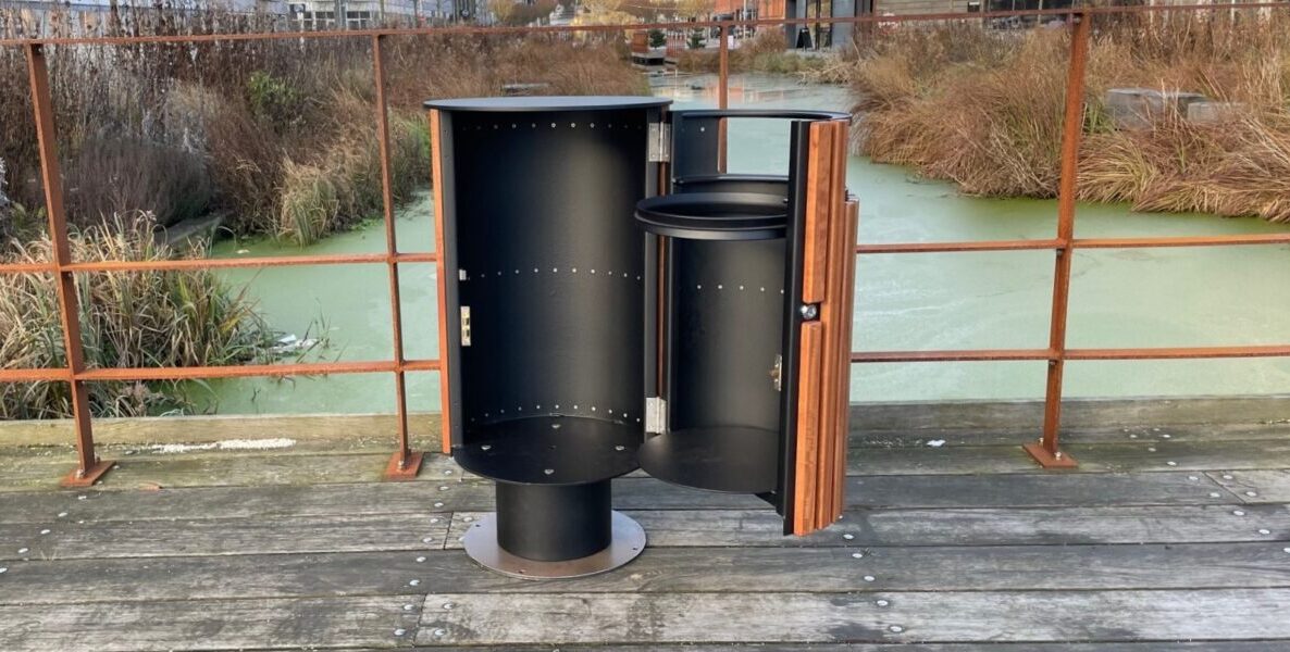 Affaldsbeholder i stål på søjle med mahogni stave, Cattura 70 liter – i en sort malet udførsel