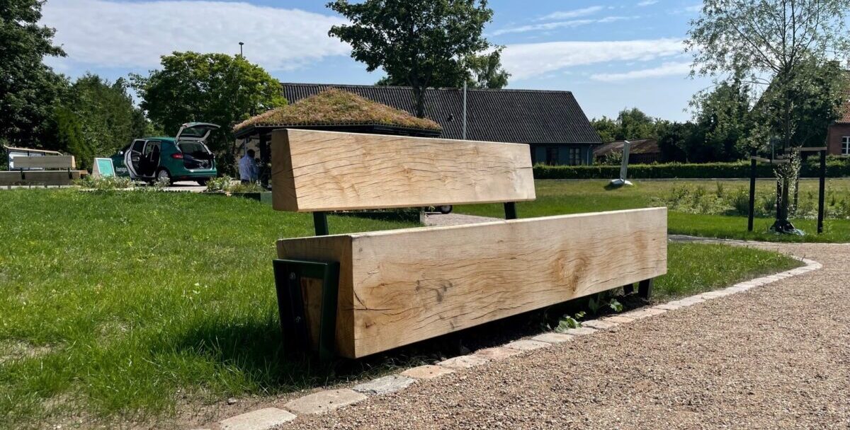 Ege træsbænk, Møbler i egetræ