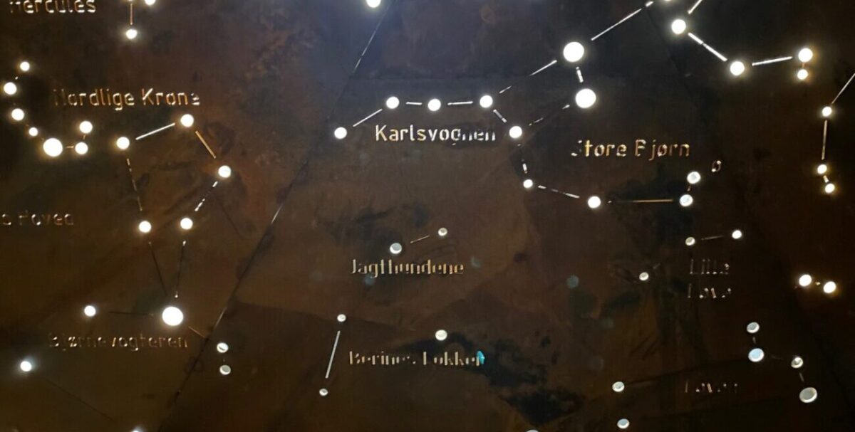 Lysskulptur i cortenstål, laserskåret motiv af den nordlige stjernehimmel