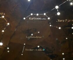 Lysskulptur i cortenstål, laserskåret motiv af den nordlige stjernehimmel