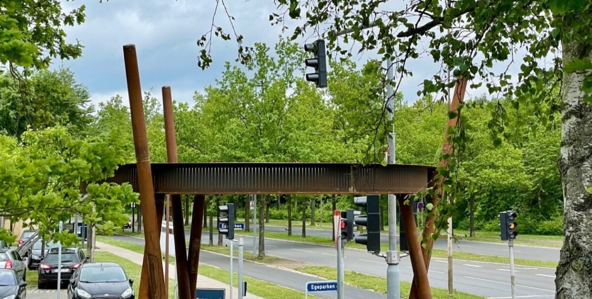 By Bang lysskulptur i cortenstål, Indbyggede LED-projektører,