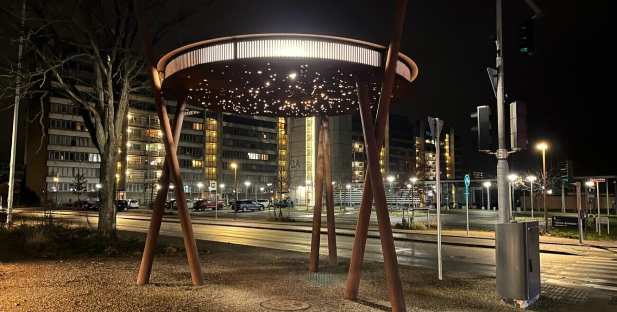By Bang lysskulptur i cortenstål, Indbyggede LED-projektører, laserskåret motiv af den nordlige stjernehimmel