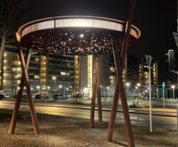 By Bang lysskulptur i cortenstål, Indbyggede LED-projektører, laserskåret motiv af den nordlige stjernehimmel
