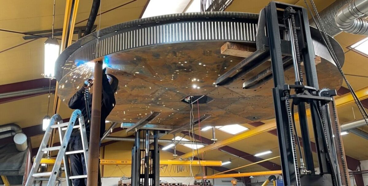 By Bang lysskulptur i cortenstål, Indbyggede LED-projektører, laserskåret motiv af den nordlige stjernehimmel fremstilling på By Bang værksted