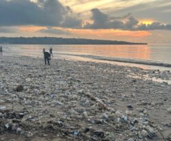 Støjhegn, støjværn af genbrugsplast planker, plastklanker fra verdenshavene