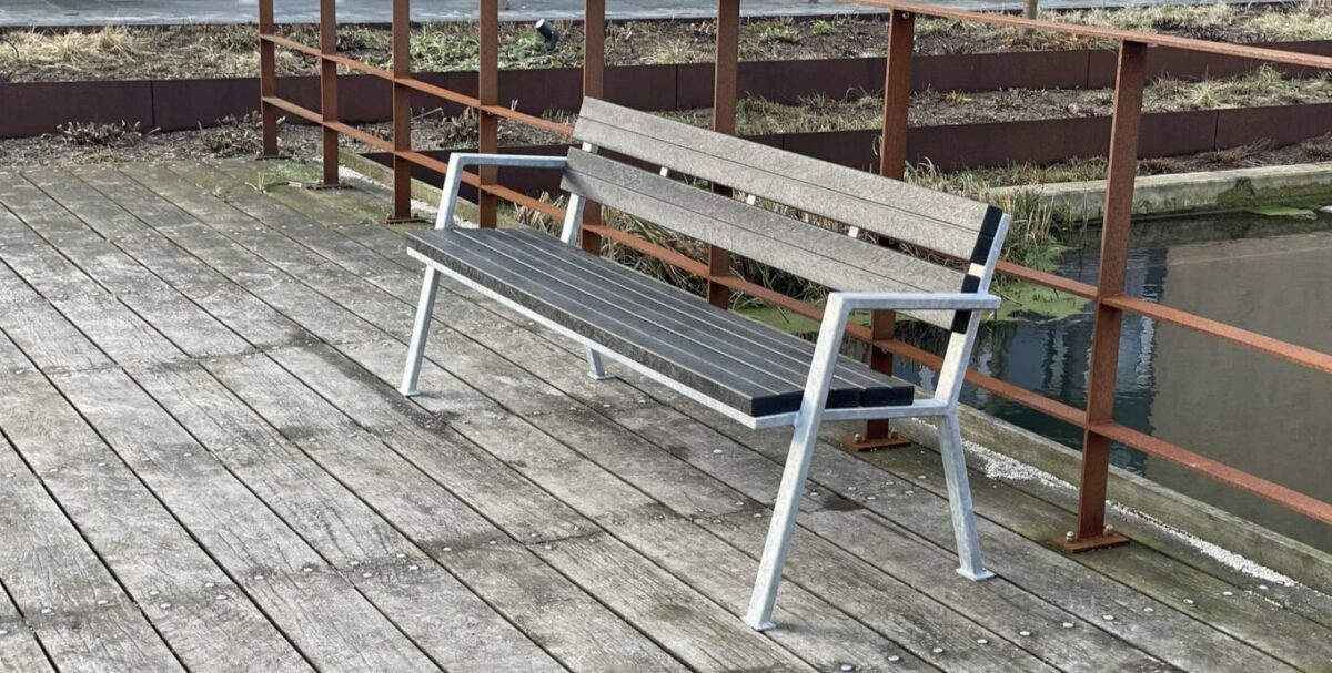 sedia bænk med genbrugsplast planker fra By Bang