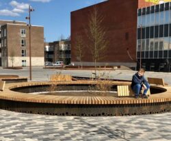 Enestående cirkelbænk i Cortenstål – en ny attraktion på Hærvejspladsen i Viborg, Corten cirkelbænk med ryg og afvanding og LED lysbånd samt 1 person