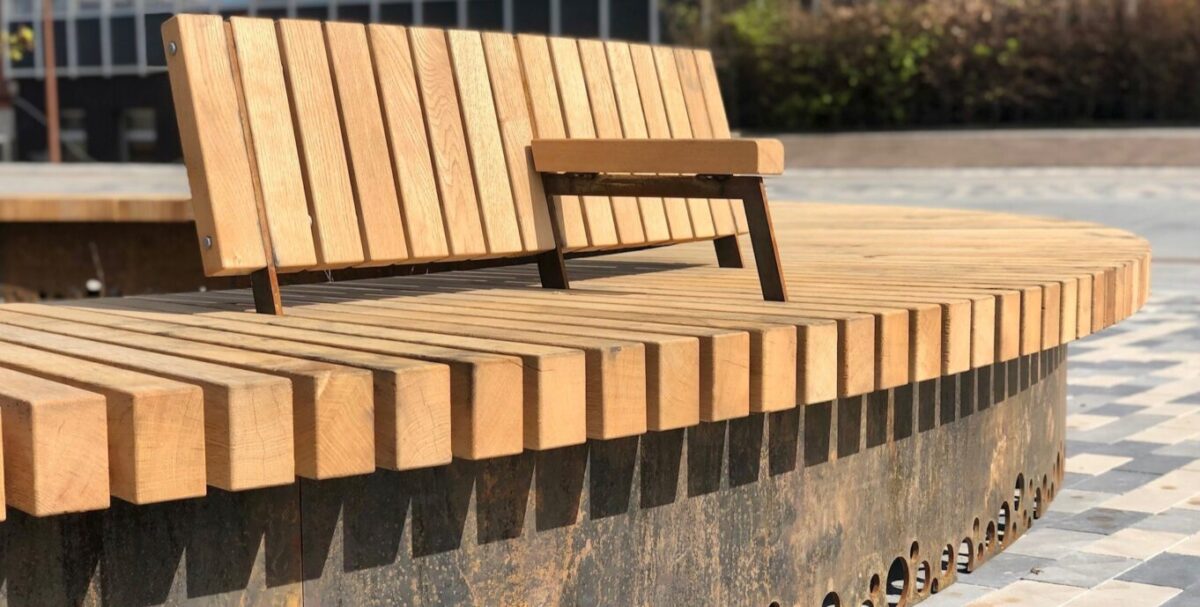 Stor Corten cirkelbænk med ryg og armlæn, afvanding og LED lysbånd, hærvejsbænken