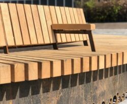 Stor Corten cirkelbænk med ryg og armlæn, afvanding og LED lysbånd, hærvejsbænken