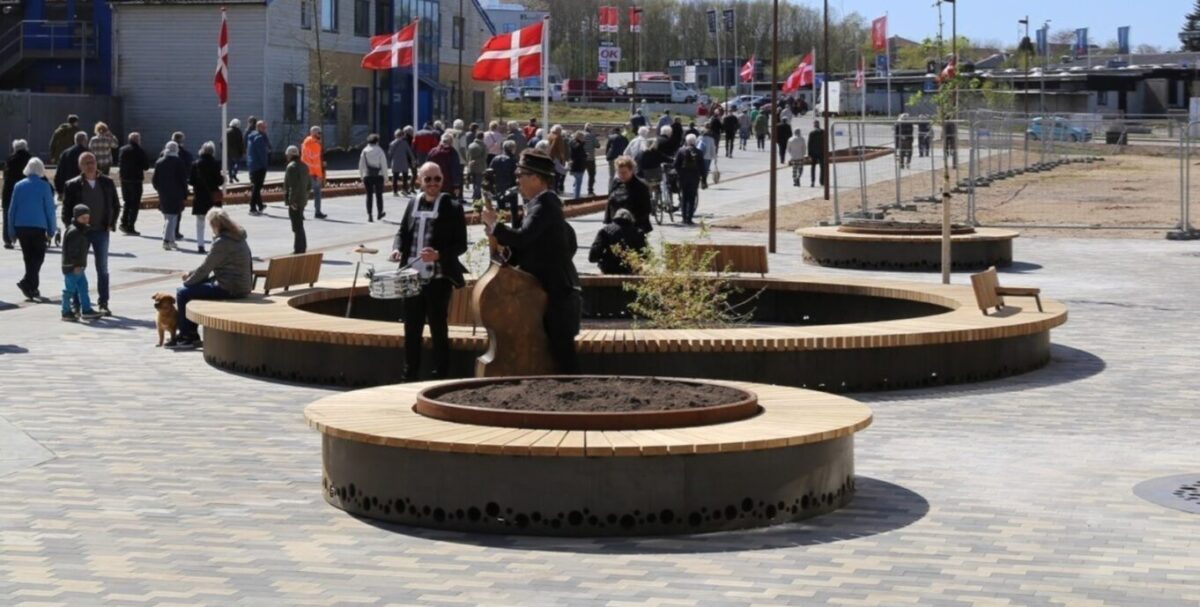 Åbning af Corten cirkelbænk med ryg og afvanding og LED lysbånd