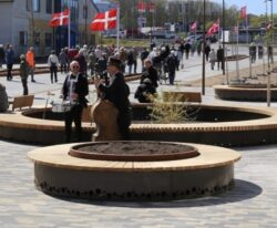 Åbning af Corten cirkelbænk med ryg og afvanding og LED lysbånd