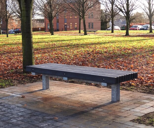 Bastone plint med planker i genbrugsplast