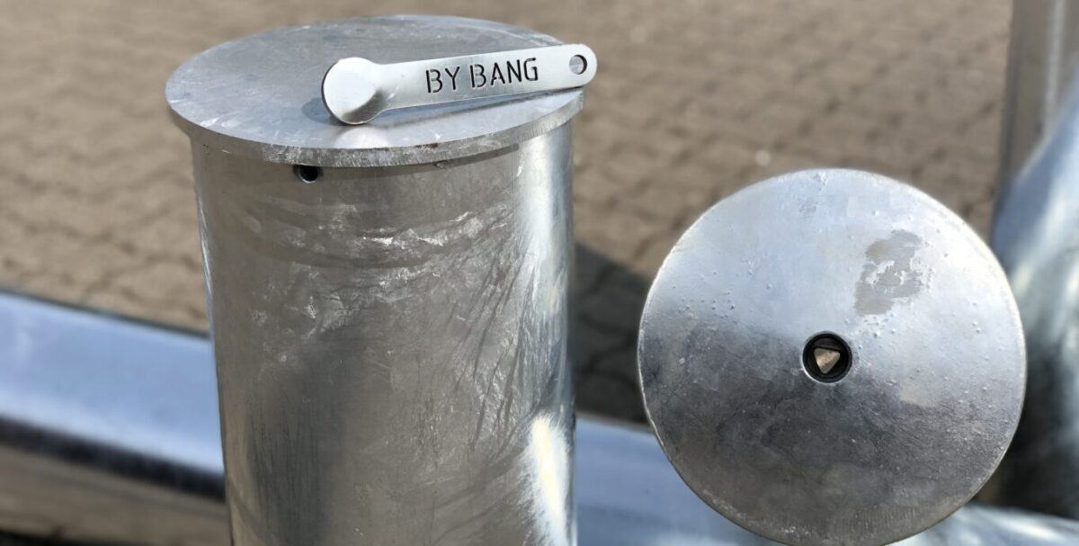 Klassisk pullert med nedstøbnings beslag