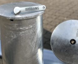 Klassisk pullert med nedstøbnings beslag