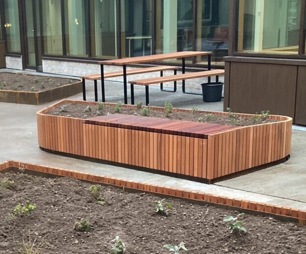 Plantekasse i corten med mahogni lister