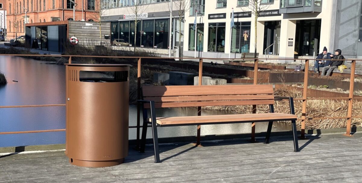 Affaldsbeholder CATTURA R220 – effektiv affaldshåndtering sammen med bænk fra By Bang