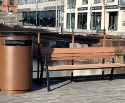 Affaldsbeholder CATTURA R220 – effektiv affaldshåndtering sammen med bænk fra By Bang