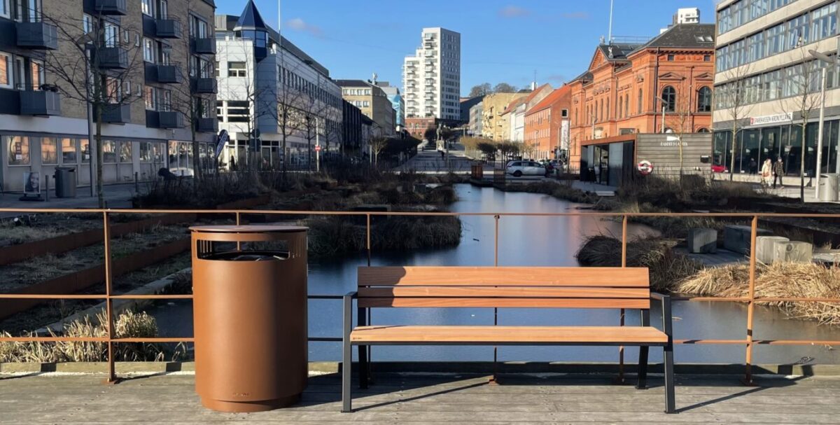 Affaldsbeholder CATTURA R220 – effektiv affaldshåndtering med 2 x 110 liter poser ved sedia bænk med mahogni