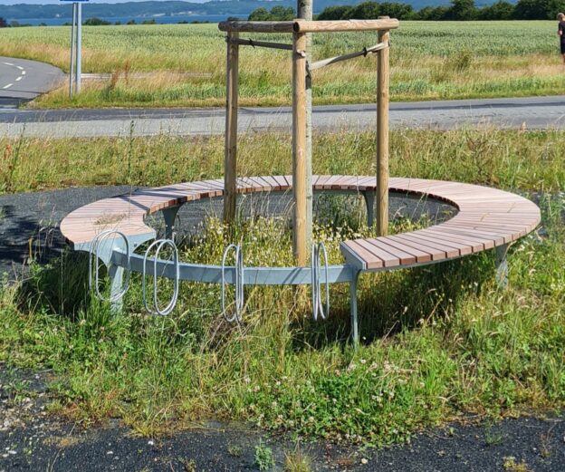 Crepa plint med bici cykle stativer, cirkelplint med cykelparkering