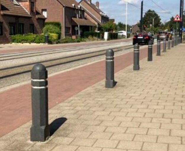 Oktagonale pullerter i genbrugsplast – bæredygtig løsning til trafiksikring og vejafmærkning.