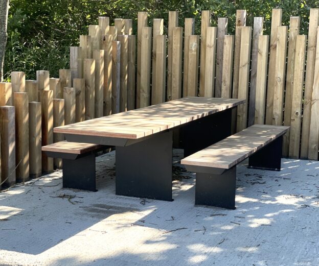Bordbænkesæt Lungo 1 med mahogni på rasteplads