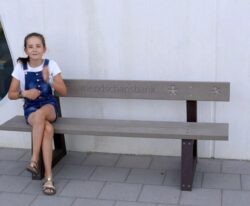 Venskabsbænk Junior med ung pige