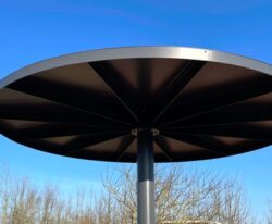 Parasol overdækning Ø2600 i stål – Arkitekttegnet, holdbar og lav vedligeholdelse. Perfekt til parker og naturområder