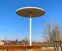 Parasol overdækning Ø2600 i stål – Arkitekttegnet, holdbar og lav vedligeholdelse. Perfekt til parker og naturområder