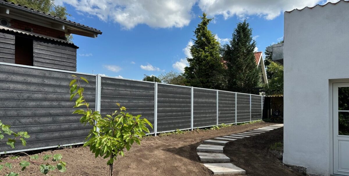 Støjhegn, støjværn med planker i genbrugsplast