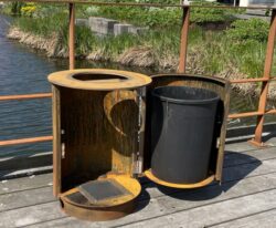 CATTURA T affaldsbeholder med rottebund og inderspand i corten udførsel