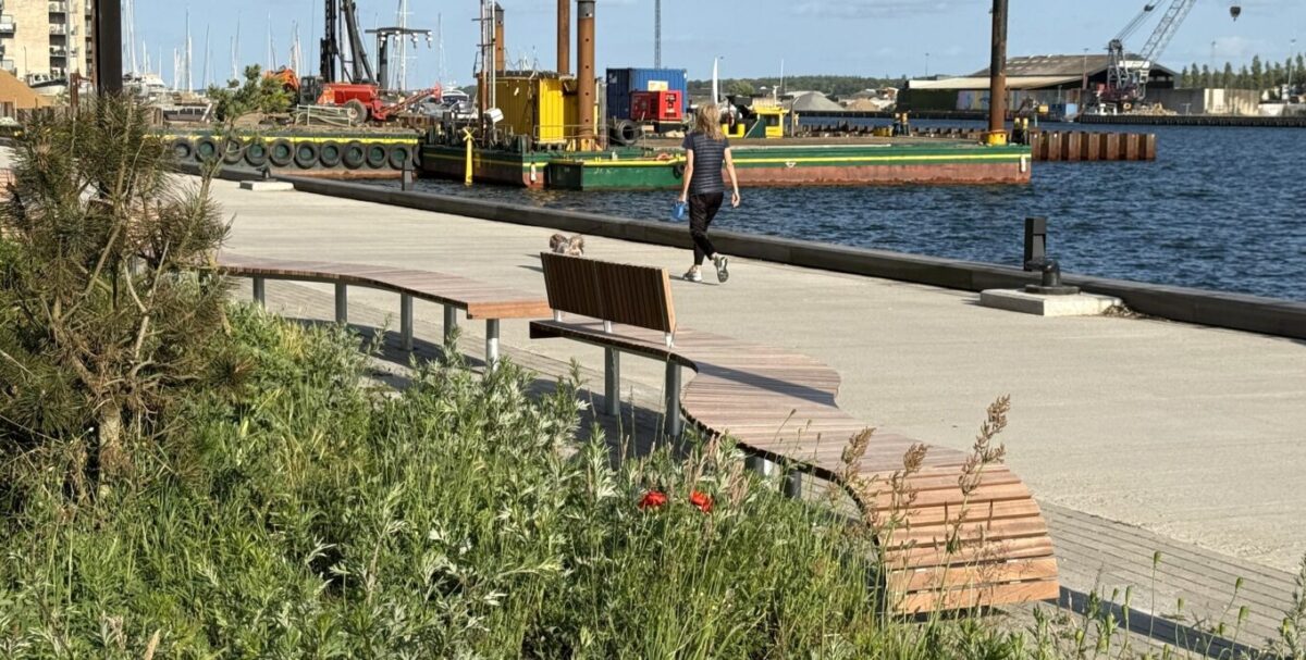 modulær plint serie – Fleksible bænke i Corten stål og mahogni stave