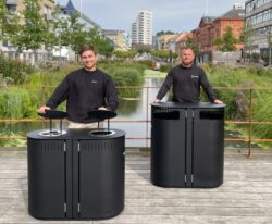 2 i en affaldsbeholder er en kvalitetsskraldespand fra By bang med Kewin og Nikita