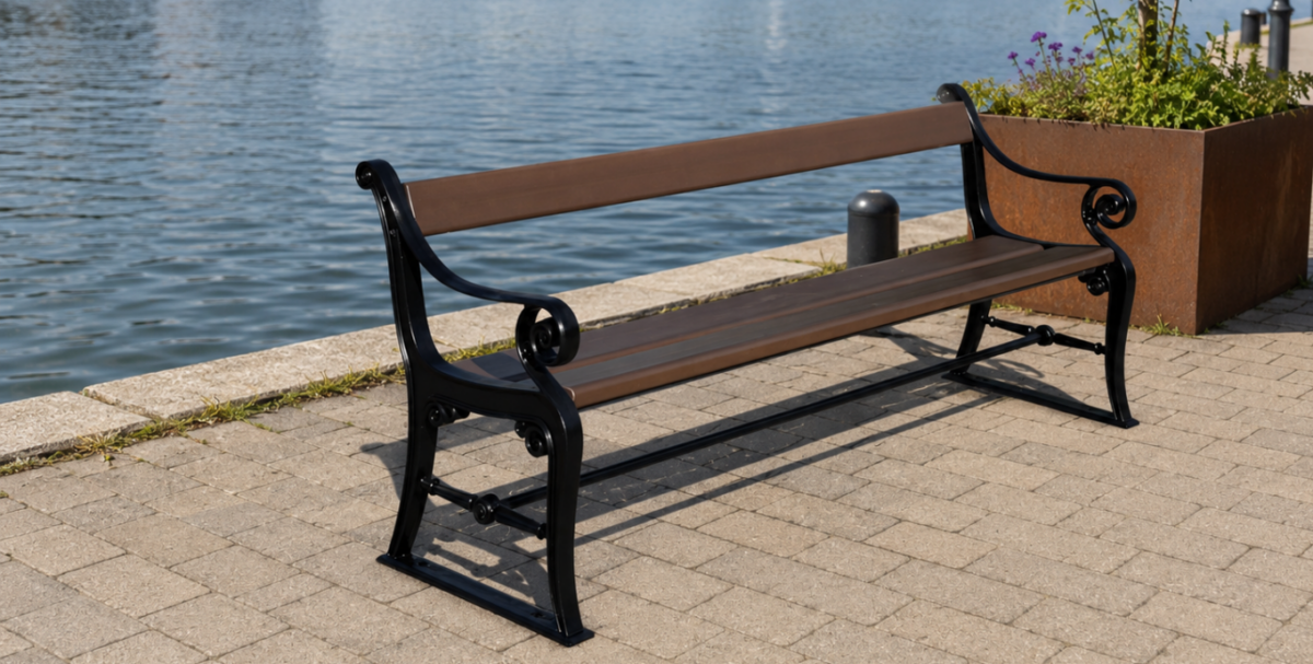 Klassisk parkbænk med svungne armlæn og Everwood-planker i teak