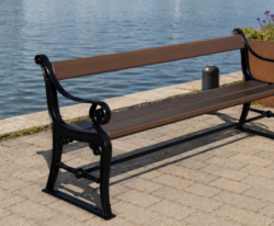 Klassisk parkbænk med svungne armlæn og Everwood-planker i teak