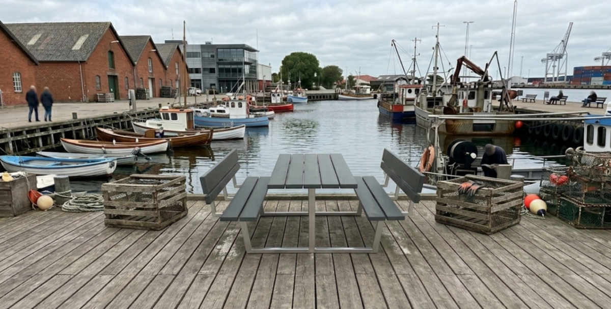 Campo 3 med ryglæn og handicapvenlig bordplade