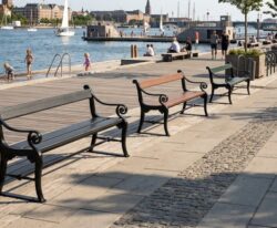 Københavnerbænken med Everwood-planker og klassiske støbejernsgavle